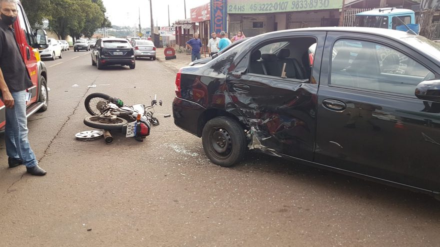 Forte colisão entre carro e moto é registrada no São Cristóvão