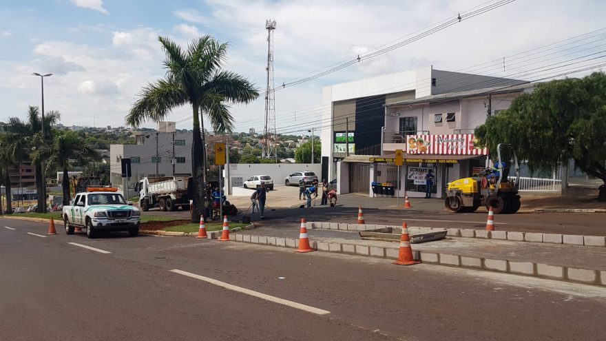 Trecho da Avenida Brasil, na Região da Fag, é interditado para obras de manutenção no asfalto