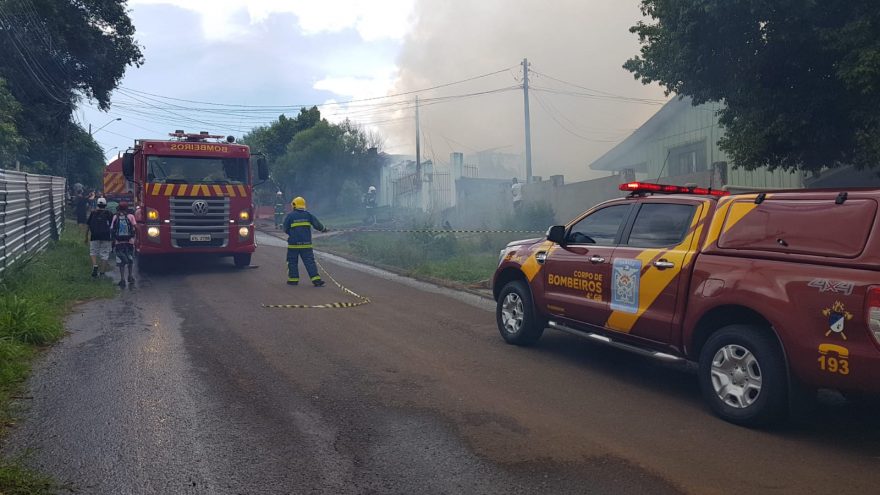 Casa de madeira é consumida por incêndio no Bairro Universitário
