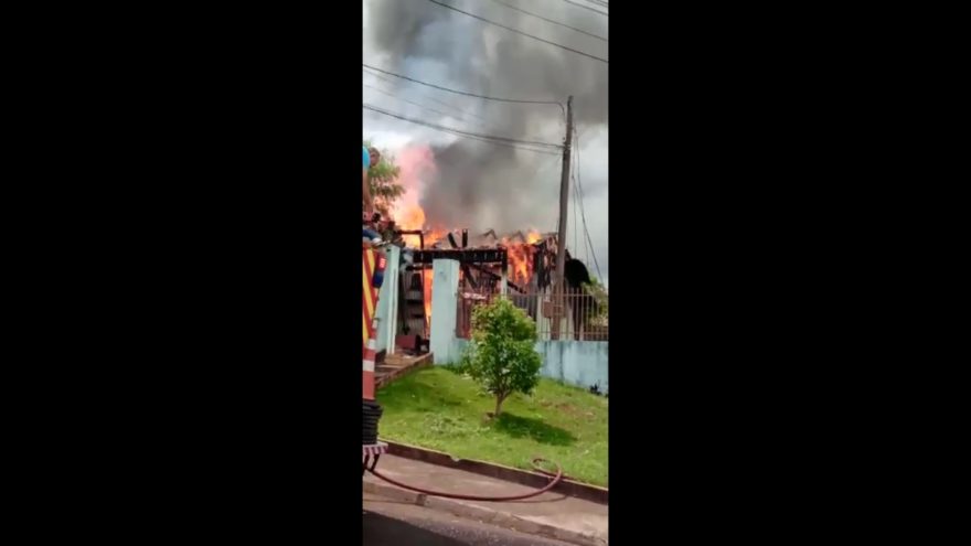 Vídeos mostram início de incêndio em residência no Universitário