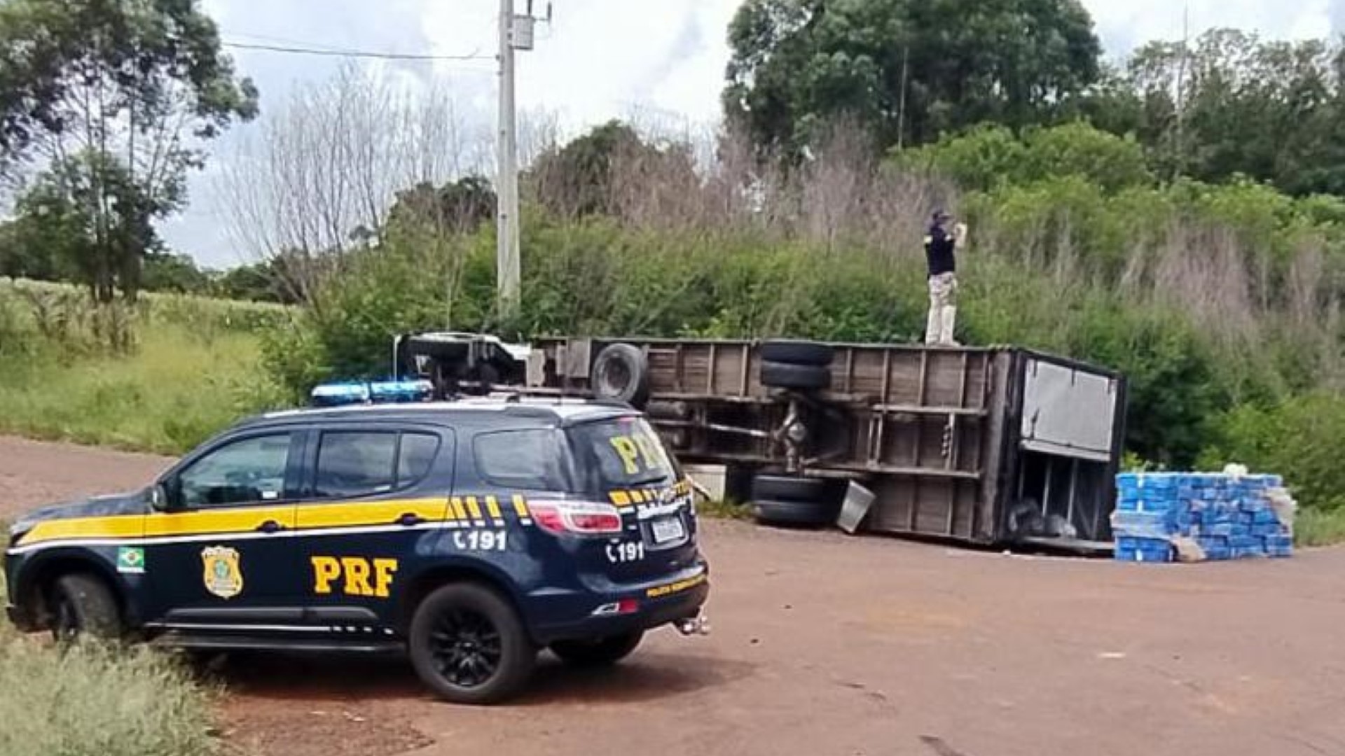 1,6 tonelada de maconha é encontrada em caminhão tombado