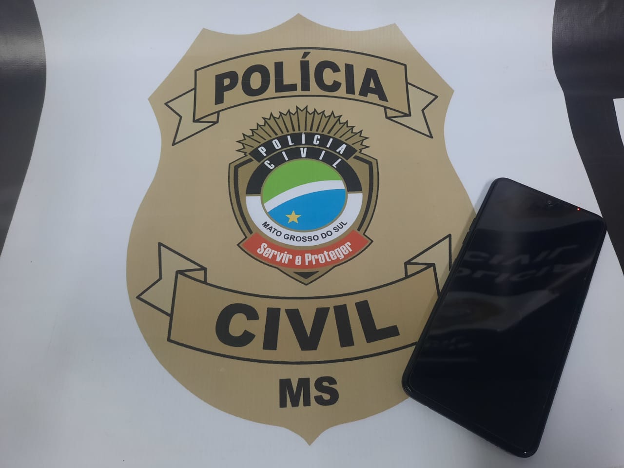 Em Naviraí, a Polícia Civil prendeu um homem e recuperou um aparelho de celular furtado