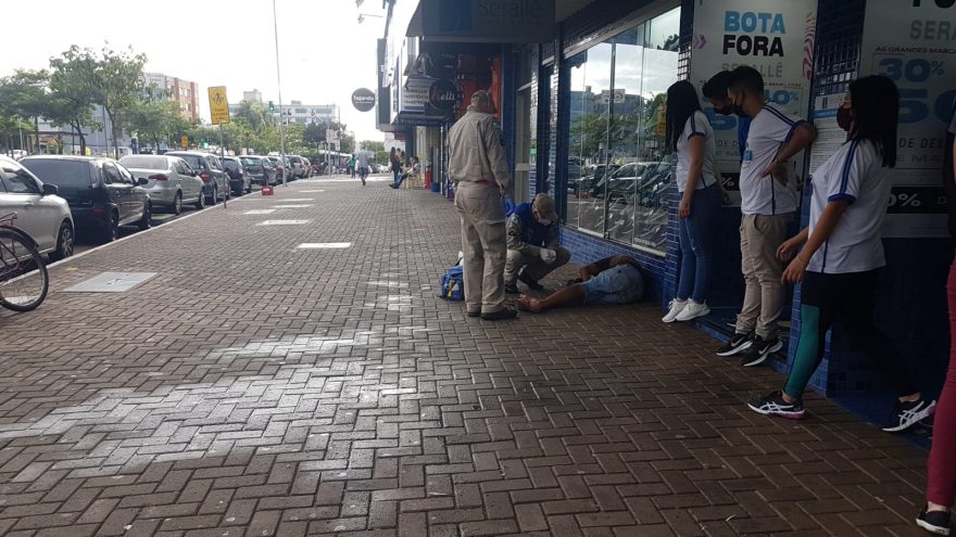 Morador de rua cai e sofre contusão em tórax