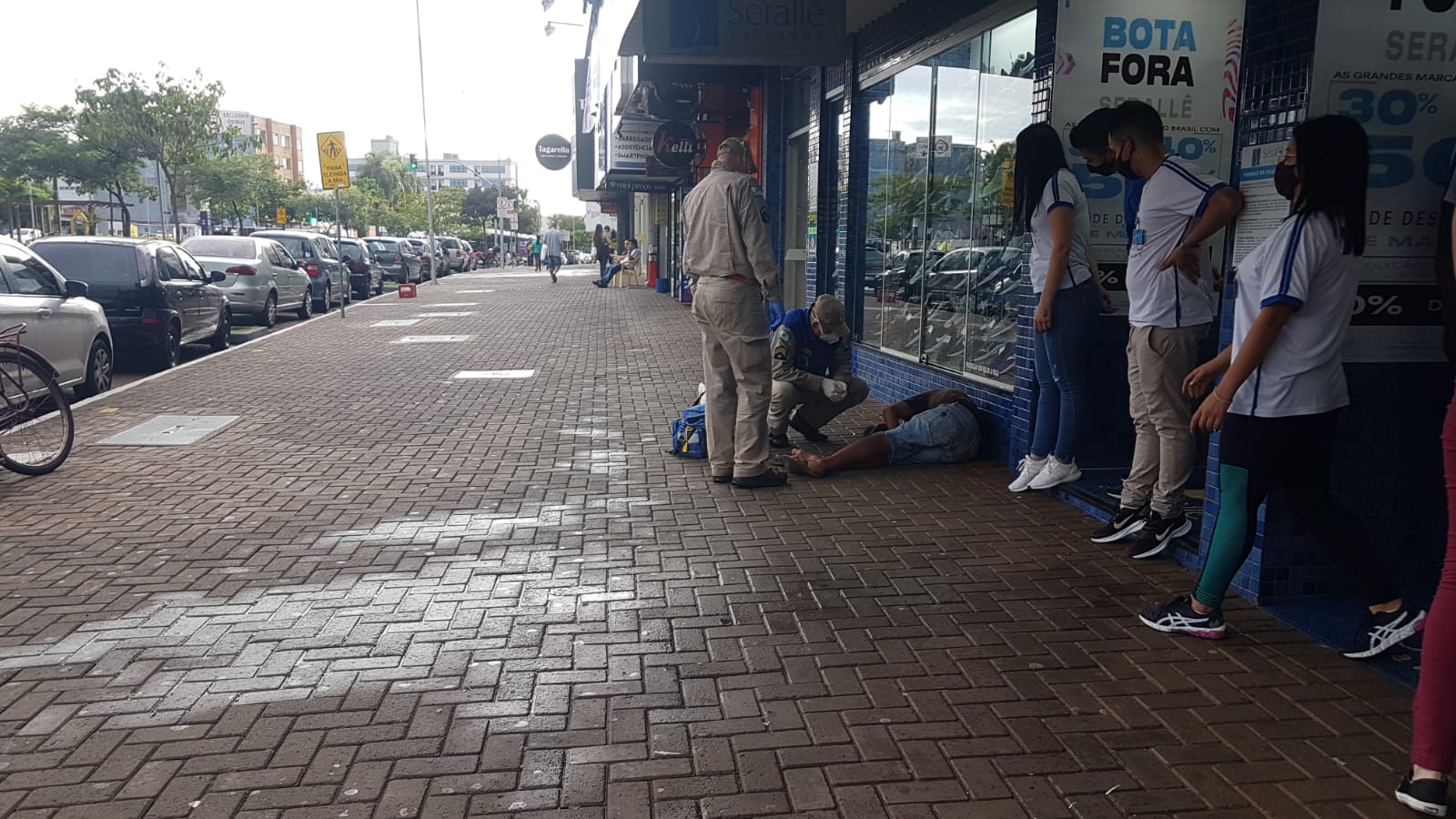 Morador de rua cai e sofre contusão em tórax