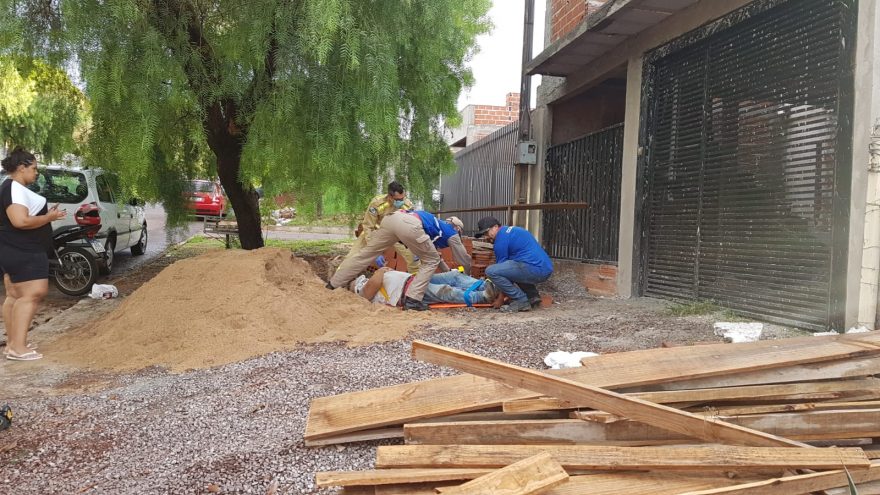 Trabalhador cai de andaime e fratura perna
