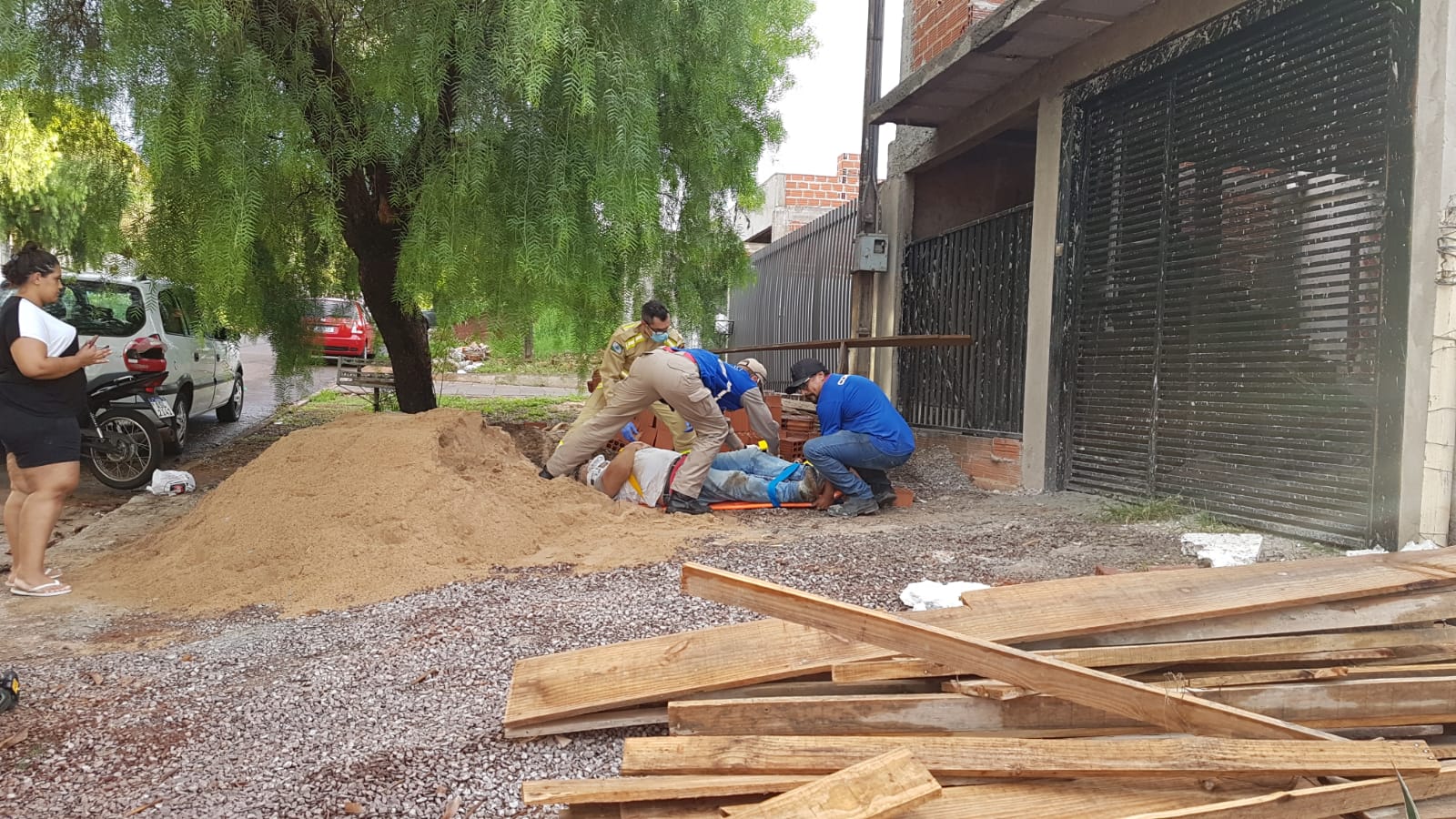 Trabalhador cai de andaime e fratura perna