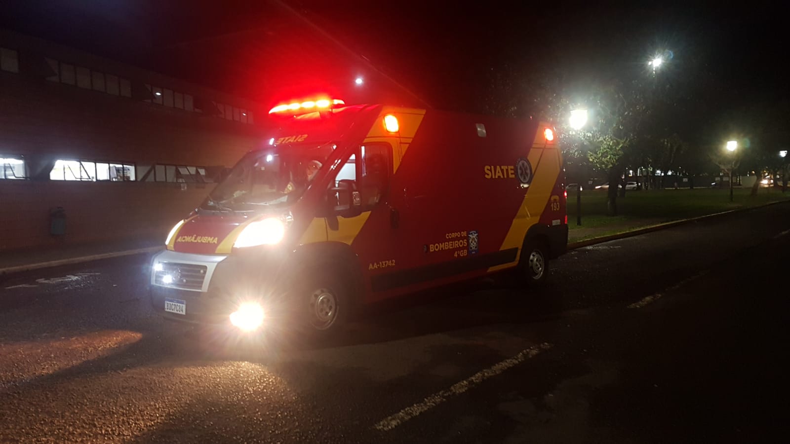 Homem de 30 anos sofre facada no abdômen