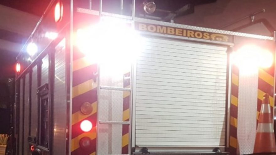 Bombeiros combatem incêndio em estabelecimento na Av. Brasil