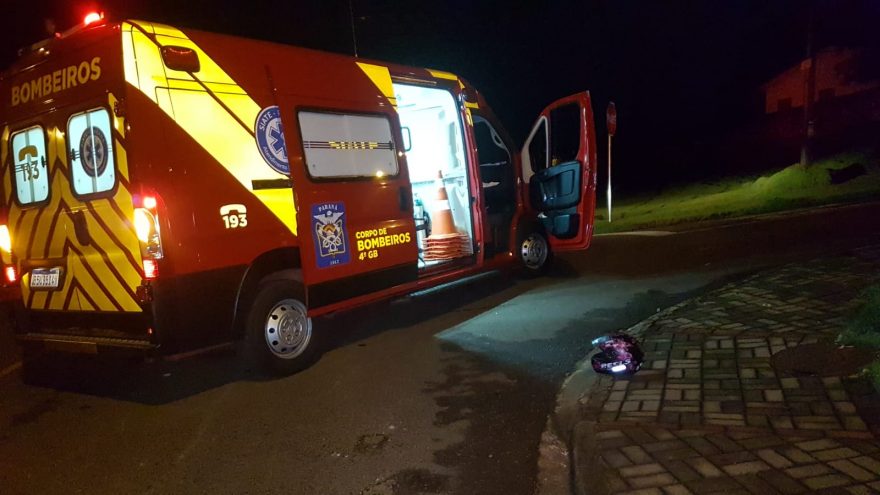 Motociclista sofre fratura ao cair em buraco na Rua Medianeira, no Bairro Pacaembu