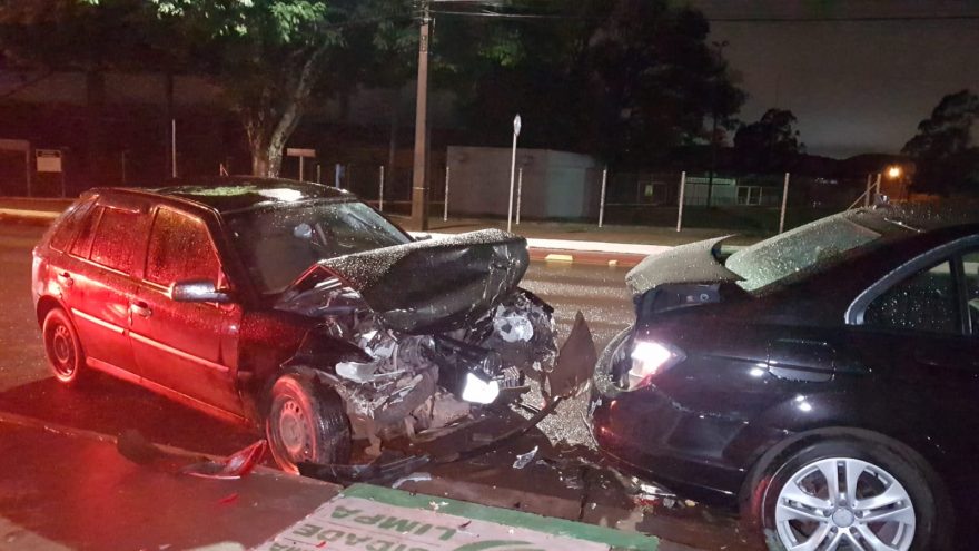 Condutor perde o controle e atinge dois veículos estacionados na Av. Tito Muffato, no Esmeralda