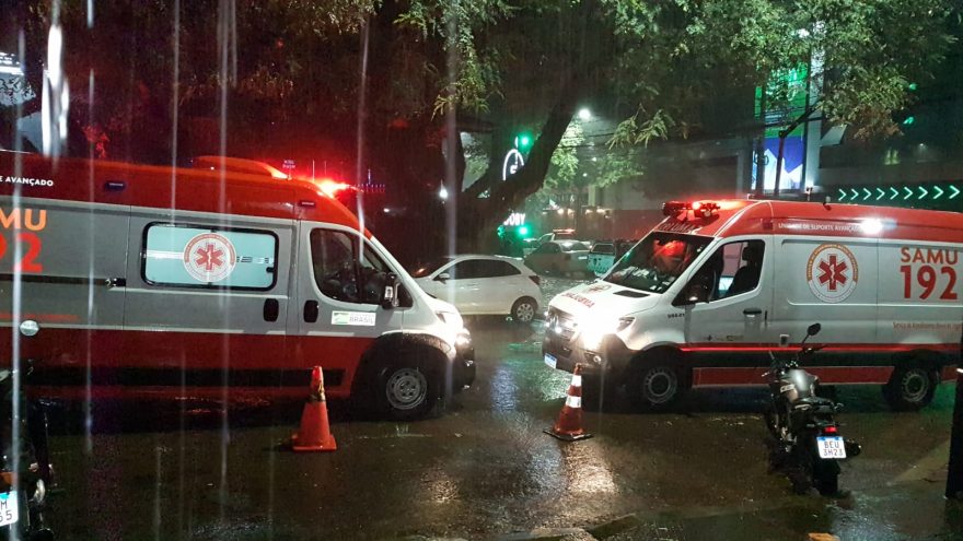 Várias equipes do SAMU são mobilizadas na Rua Paraná para atenderem jovens em coma alcoólico
