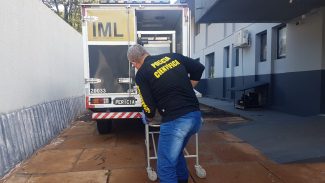 Corpo de Matheus Rambo Leal, 26 anos, vítima de homicídio no Cataratas chega ao IML