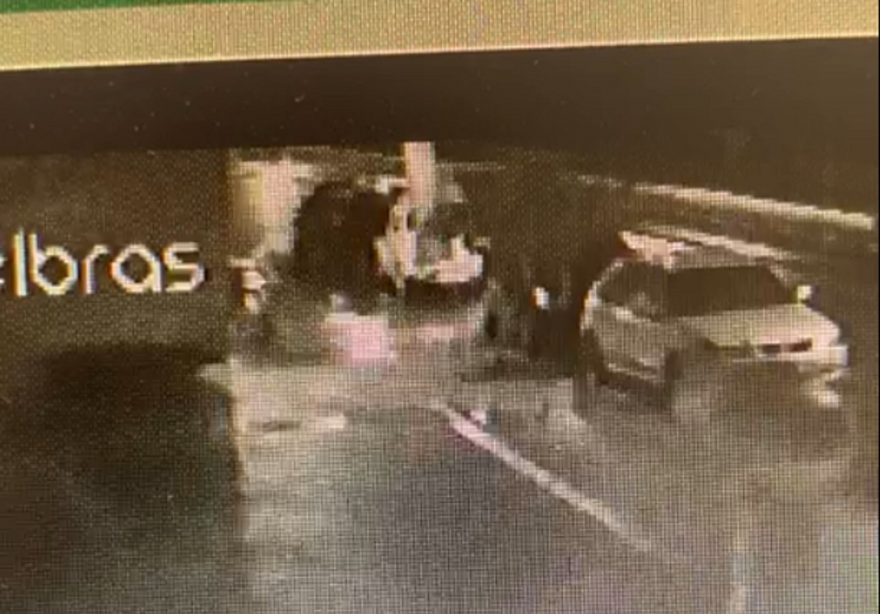 Vídeo mostra Gol batendo em Mercedes estacionada na Avenida Tito Muffato