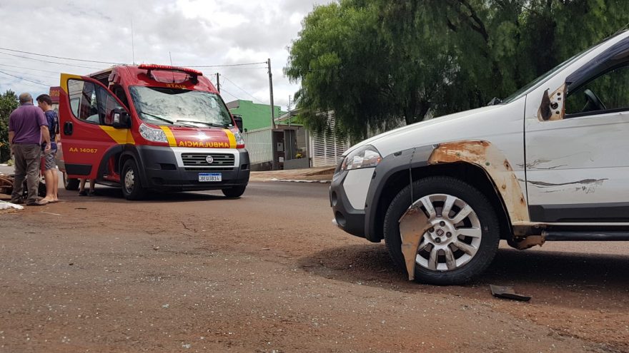 Motociclista fica ferido após colisão entre carro e moto na Rua Europa, no Bairro Periolo
