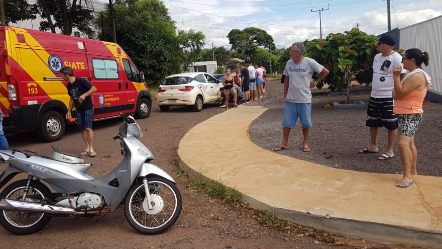 Mulher tem lesões graves após colisão com carro no Bairro Alto Alegre