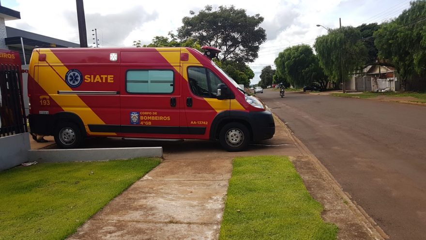 Bombeiros atendem vítima de queda no Bairro Santa Cruz, em Cascavel