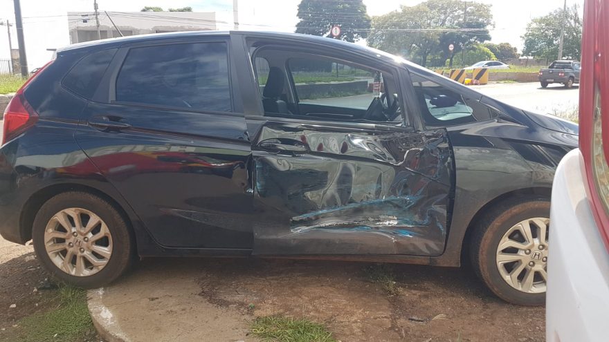 Carro e ônibus colidem deixando ferido em Cascavel