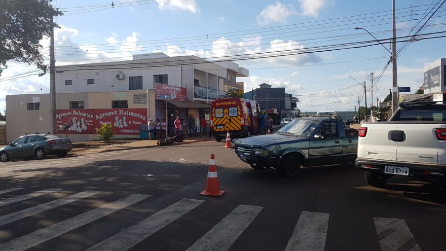 Jovem fica ferido após colisão envolvendo carro e motocicleta