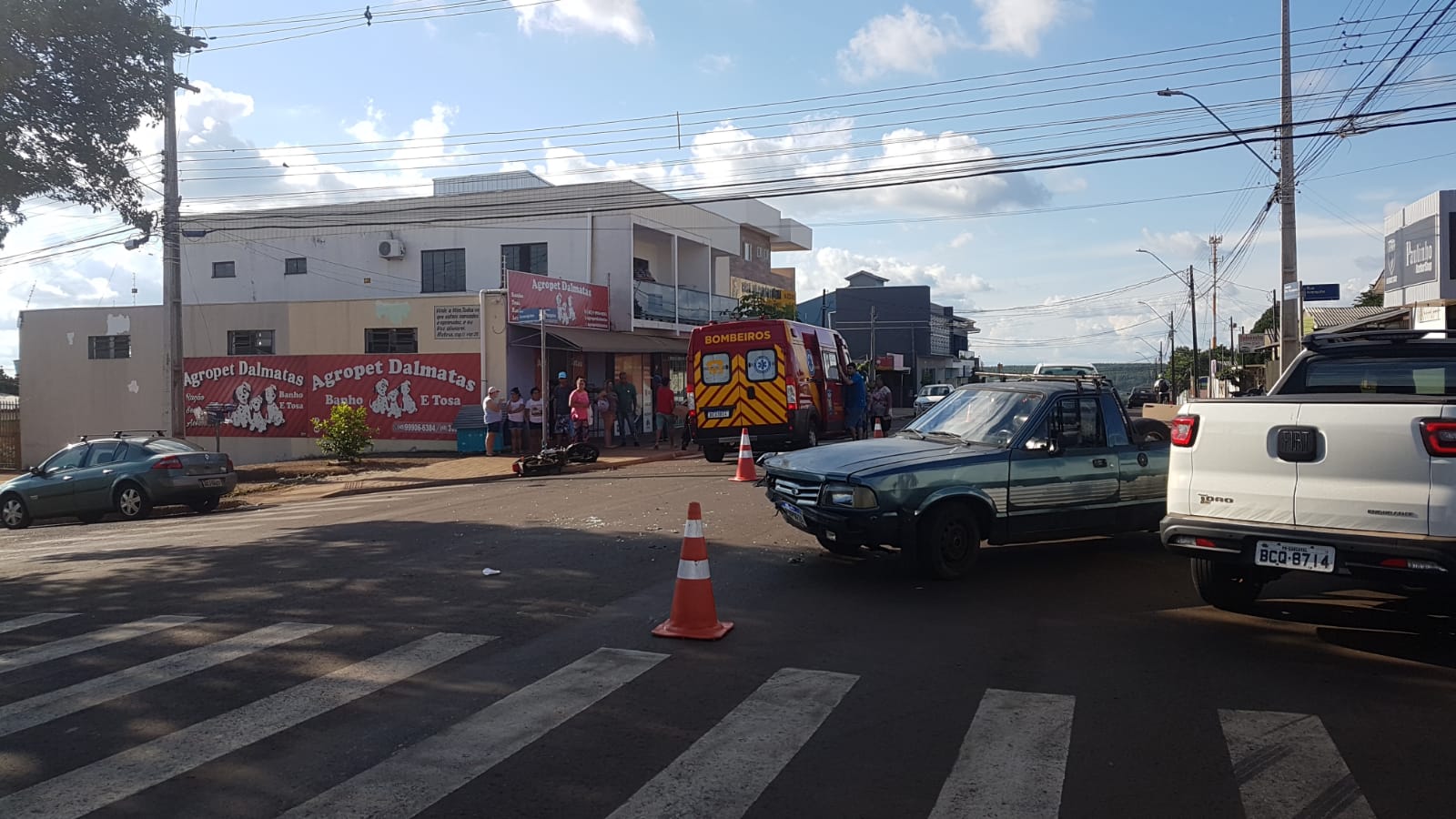 Jovem fica ferido após colisão envolvendo carro e motocicleta