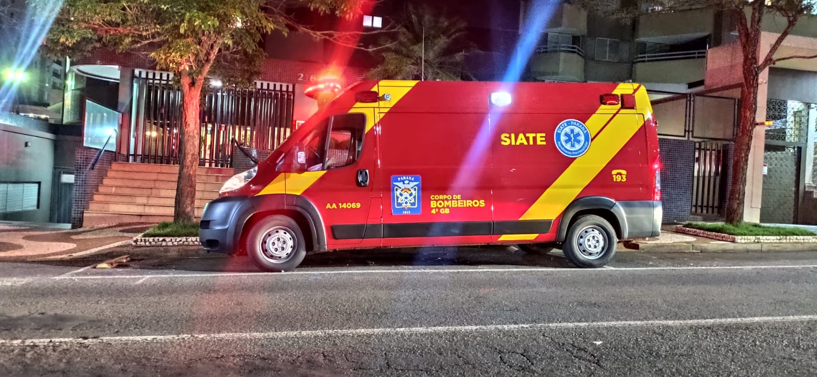 Mulher cai no banheiro de sua residência e fica ferida