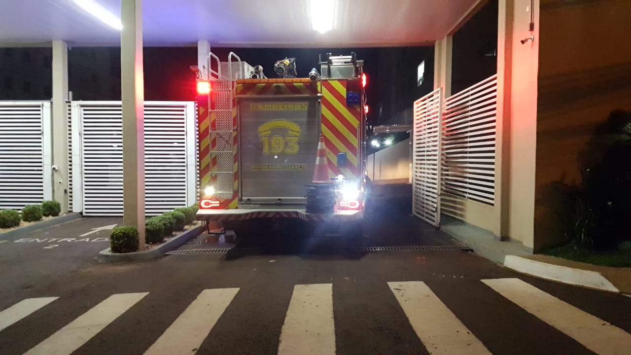 Carro pega fogo e Corpo de Bombeiros é acionado para apagar as chamas