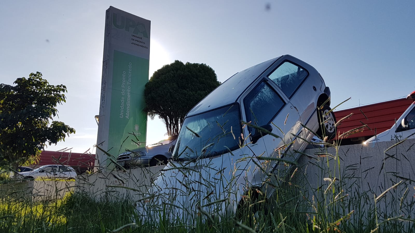 Inusitado: carro cai para fora do estacionamento da UPA