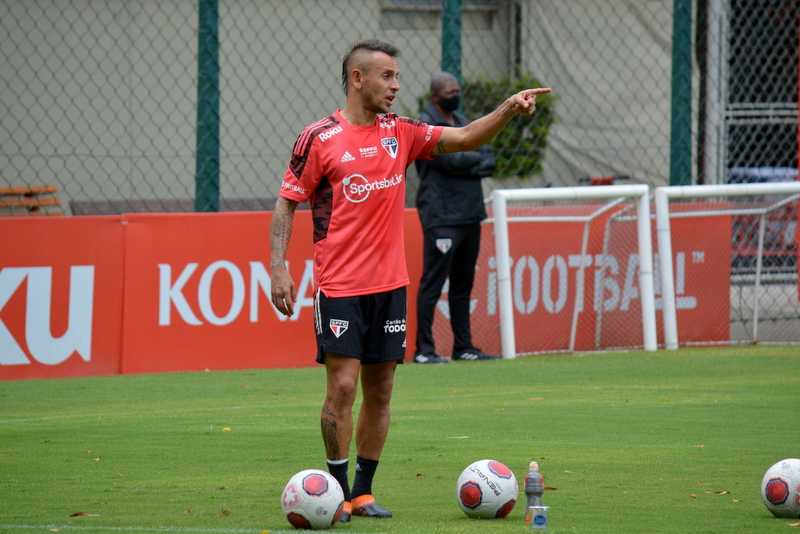Com o foco no São Bernardo, Tricolor se reapresenta no CT da Barra Funda