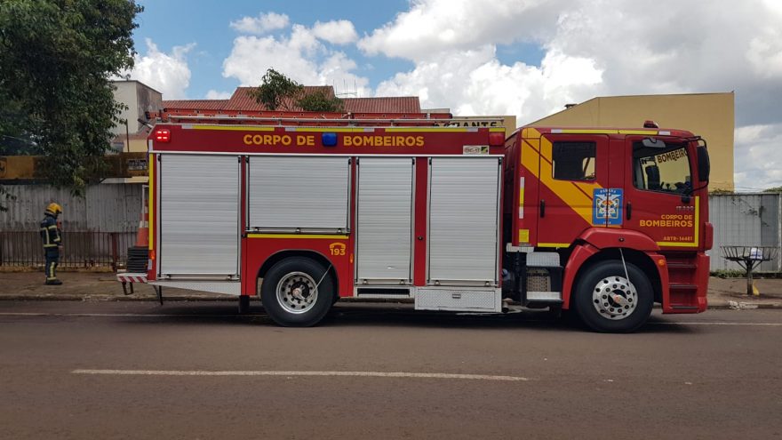 Fogo em entulhos se espalha para telhado de imóvel no Centro e Corpo de Bombeiros é mobilizado
