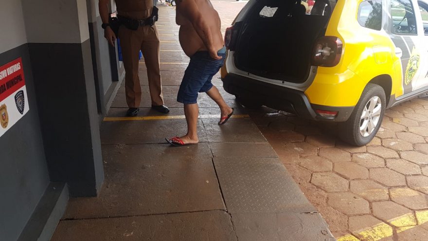 Acusado de agredir a companheira, homem alega à Polícia que esposa caiu de um caminhão
