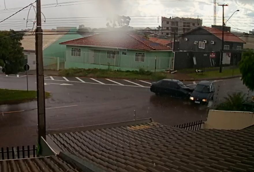 Mais uma forte colisão é registrada no cruzamento das Ruas Marechal Rondon e Lajeado, no Bairro Canadá