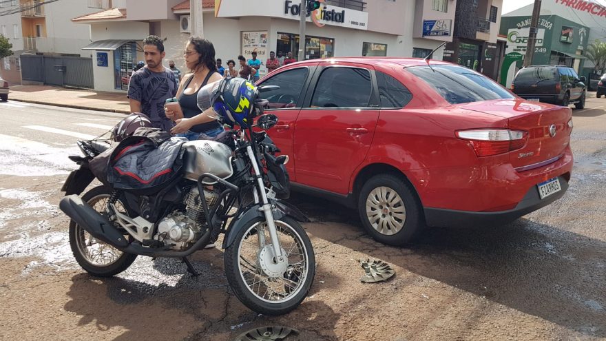 Carro e moto batem em cruzamento com semáforo no Bairro Coqueiral