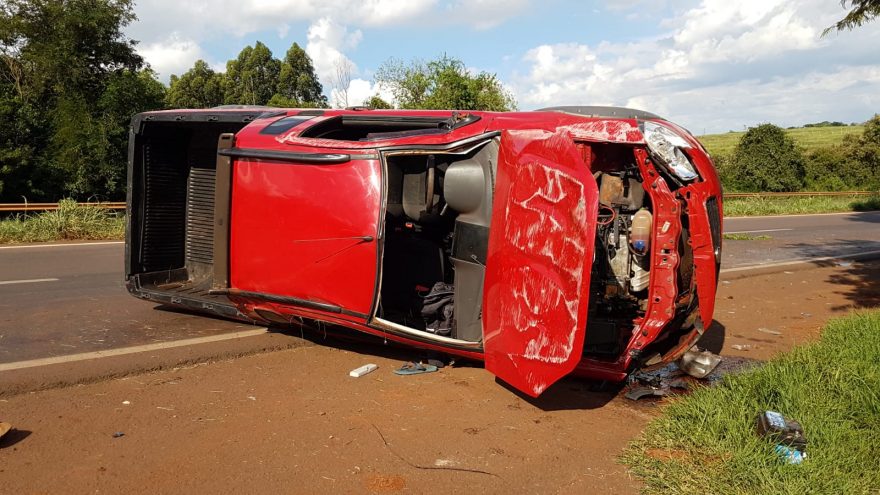 Motorista tem lesões graves após ser ejetado de veículo em capotamento na BR-467