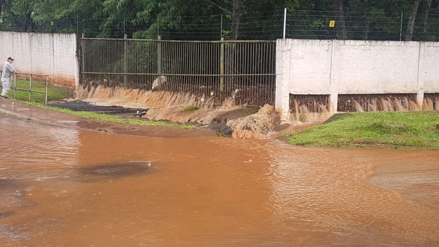Com forte chuva, novo alagamento é registrado entre o Brasmadeira e o Floresta