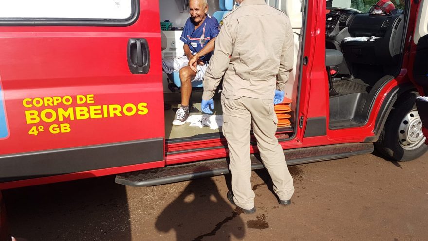Homem é socorrido após cair de mobilete no Bairro Morumbi