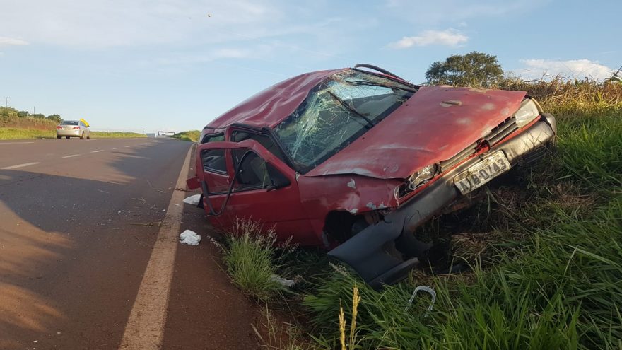 Três pessoas ficam feridas em capotamento na rodovia BR-467