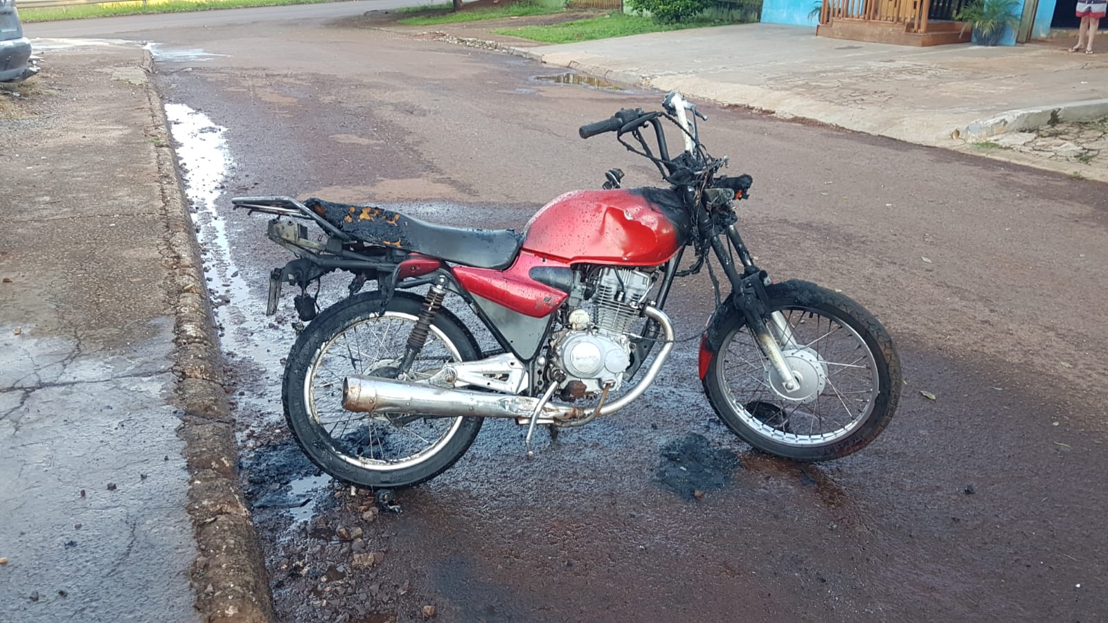 Moto parada, inicia curto e incendeia no Bairro São Cristóvão