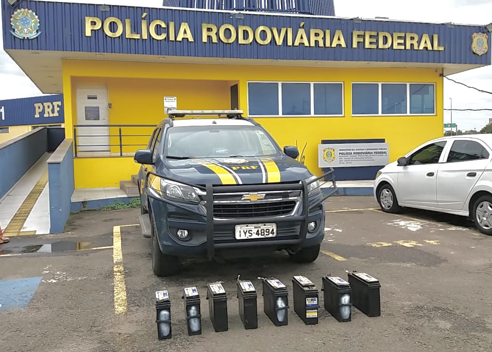 PRF prende motorista por furto de baterias de telefonia