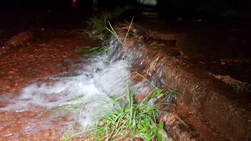 Rompimento de rede provoca grande vazamento de água no Bairro Morumbi