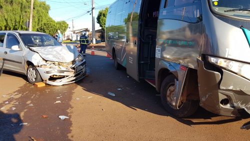 Carro e ônibus se envolvem em colisão na Rua Ipanema e Corpo de Bombeiros é acionado