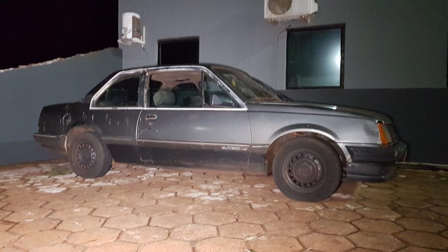 Homem abandona carro após ser flagrado tentando furtar barco