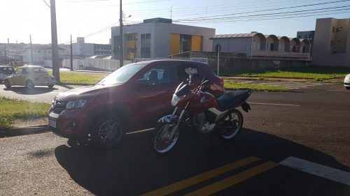 Carro e moto se envolvem em colisão na Avenida das Torres, em frente à FAG