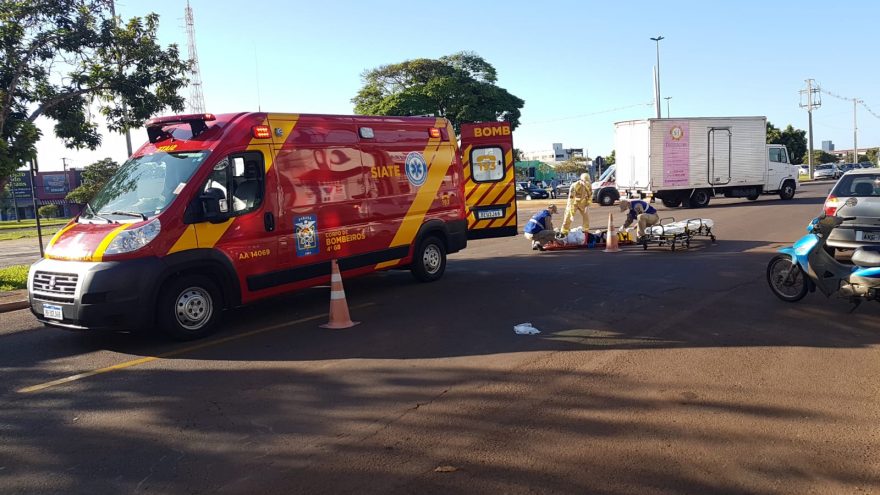 Veículos se envolvem em colisão na Rua Juscelino Kubitschek, no Bairro Alto Alegre