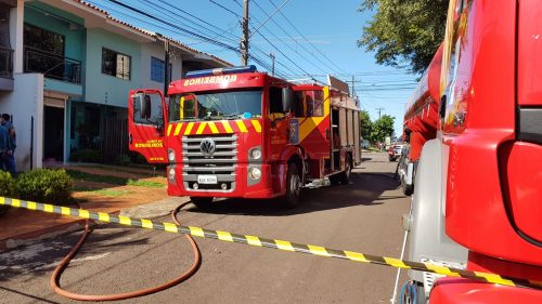 Corpo de Bombeiros combate incêndio em sobrado no São Cristóvão