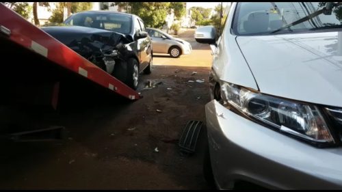 Sol atrapalha visão e carros se envolvem em colisão no Centro