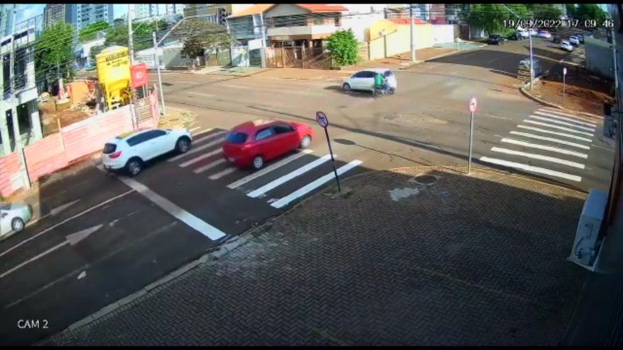 Cruzamento com semáforo: Vídeo mostra colisão entre carro e moto no Centro