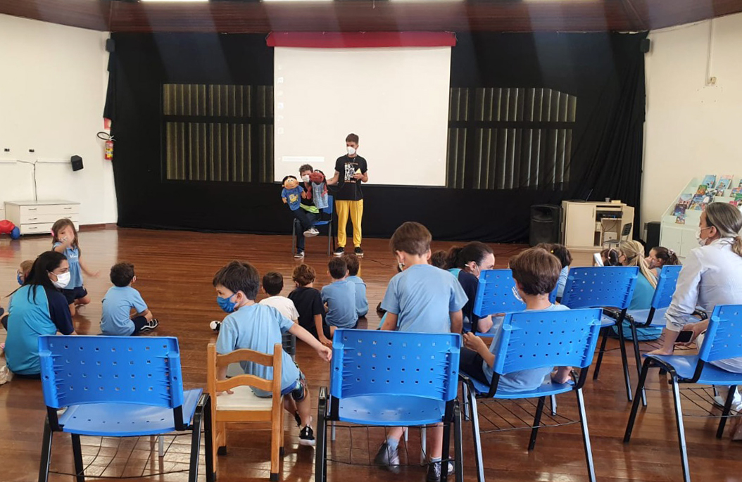 Com teatro de fantoches, CMTU leva educação no trânsito para as salas de aula