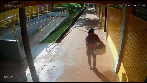 Câmeras mostram ação de ladrão no interior do Colégio Interlagos, em Cascavel