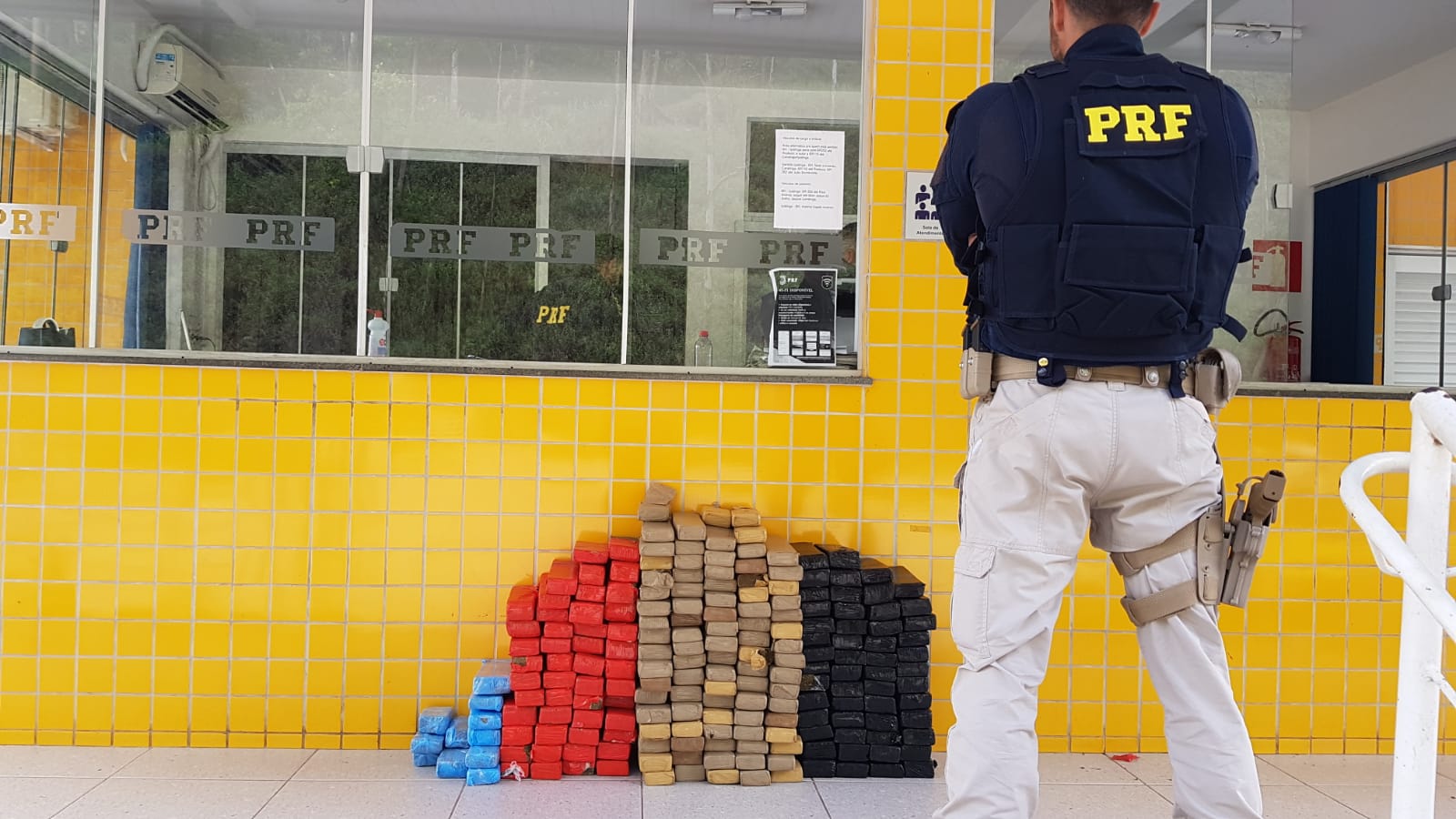 PRF apreende 153 kg de maconha em veículo que tentou evadir de abordagem em João Monlevade (MG)
