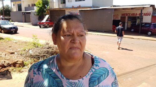 Conforme moradores, gordura que escorreu de bueiro está provocando acidentes no Bairro Interlagos