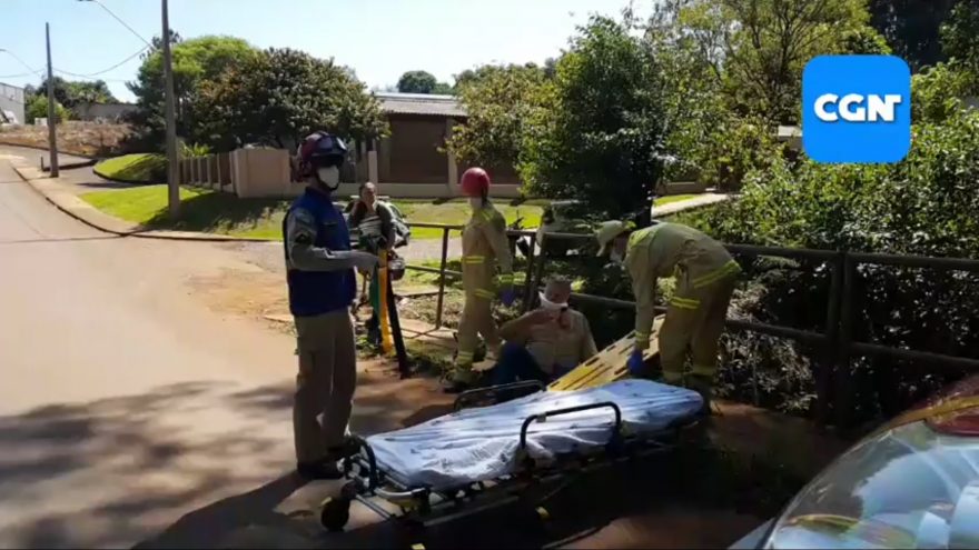 Motociclista derrapa em pedras na entrada no Bairro XIV de Novembro e queda deixa duas pessoas feridas